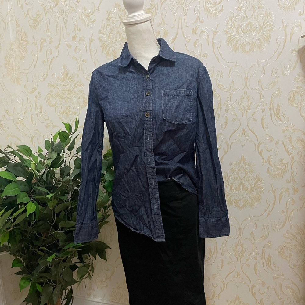Banana Republic EUC cute blue jeans buttoned shirt in size S